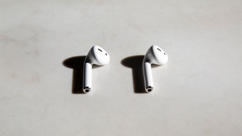 Un AirPod de primera generación (izquierda) junto a un AirPod de segunda generación (derecha). ¿Puedes notar la diferencia? Esta es una pregunta trampa. Foto: Adam Clark Estes (Gizmodo)